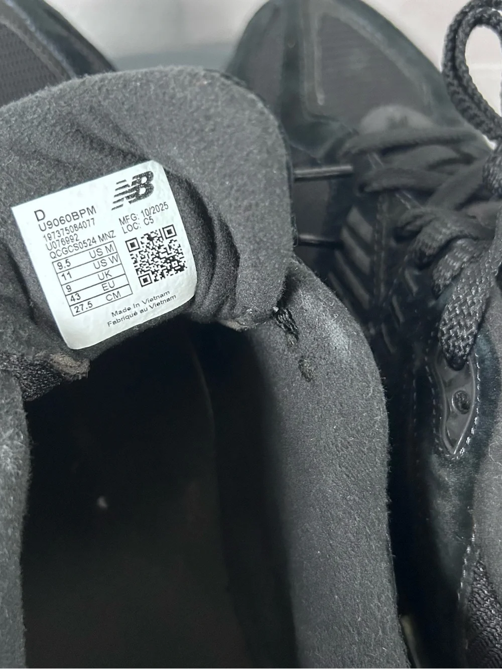 New Balance 9060 Triple Black Sneakers M9.5/W11 U9060BPM